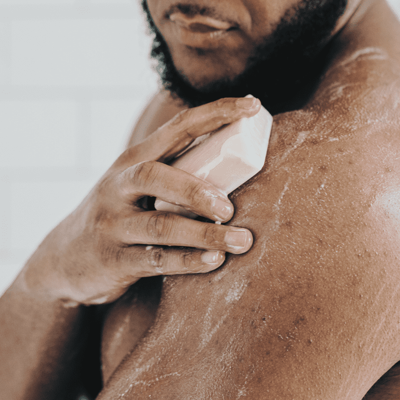 A man applying the King Body bar to his shoulders.